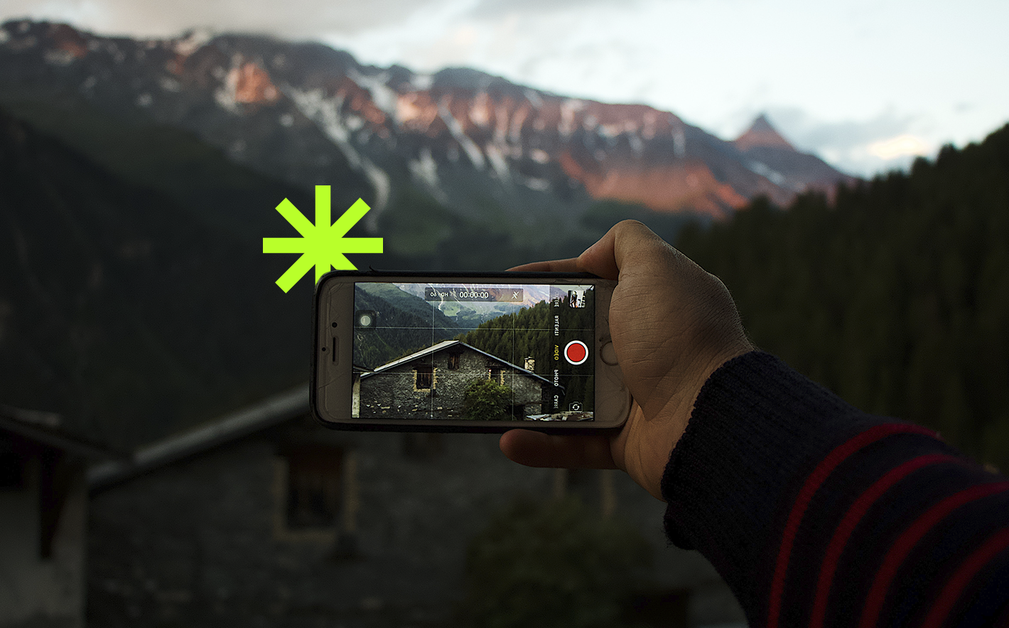 Creatividad de un un teléfono móvil haciendo una foto a un paisaje para el post “¿Sigue siendo relevante el número de seguidores en redes sociales?”