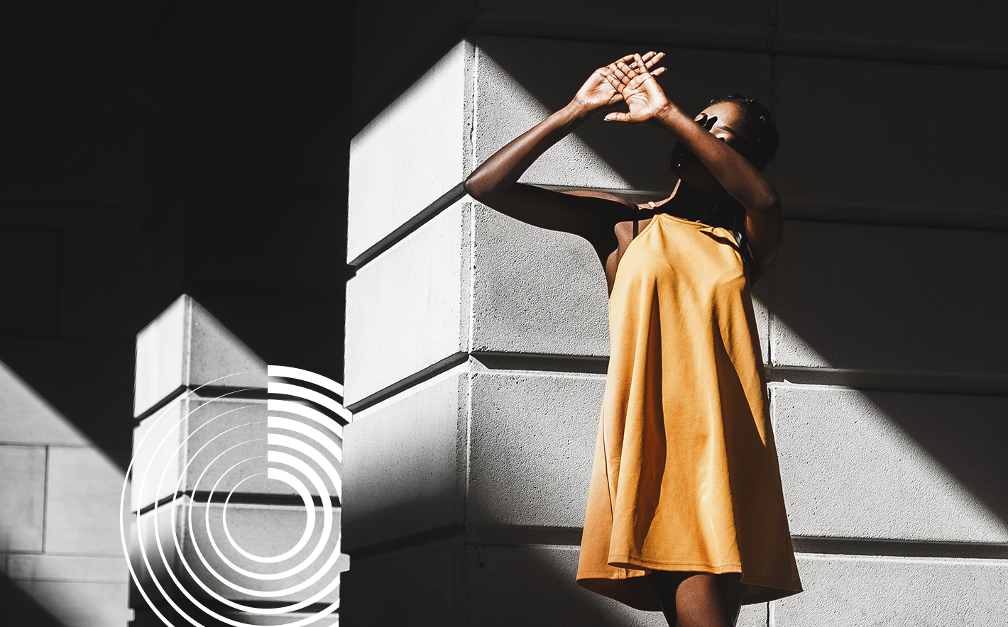 Creatividad de una mujer tapándose el sol que le da en la cara para el post “El éxito del UGC en TikTok e Instagram: cómo usarlo para triunfar”