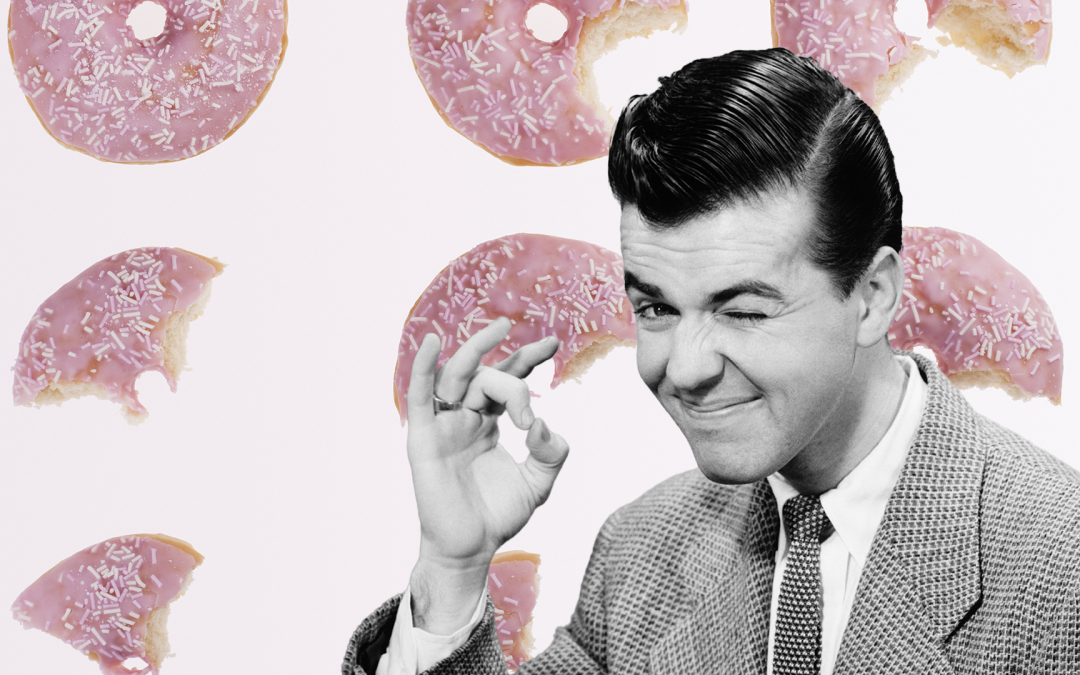 Creatividad de un un hombre guiñando el ojo sobre un fondo de donuts rosas para el post “El éxito del UGC en TikTok e Instagram: cómo usarlo para triunfar”